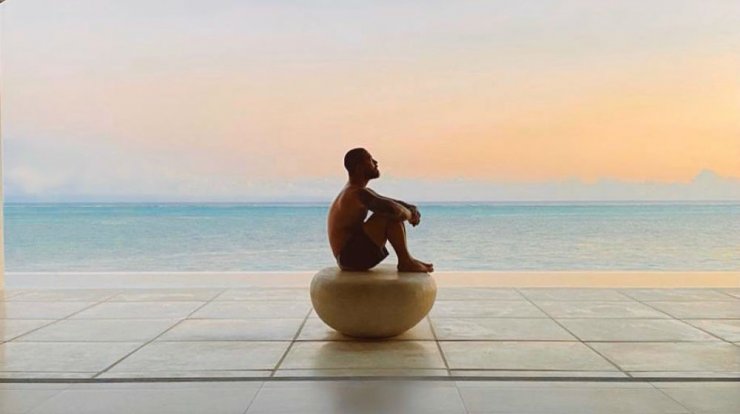 Τραγουδιστής παγκοσμίου φήμης προσβλήθηκε από τον κορωνοϊό [βίντεο]