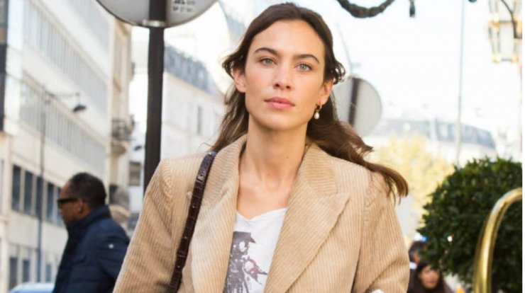 Βρήκαμε το chic σακάκι της Alexa Chung και μάθαμε πόσα κοστίζει