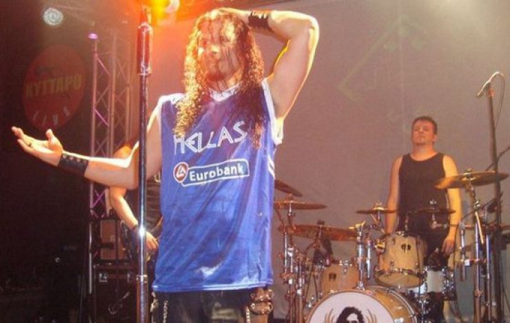 Διάσημος Αμερικανός τραγουδιστής εμφανίστηκε με φανέλα της Εθνικής Ελλάδας