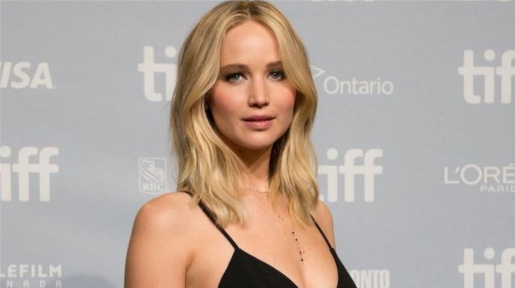 Jennifer Lawrence: Οι πρώτες φωτογραφίες της με φουσκωμένη κοιλίτσα
