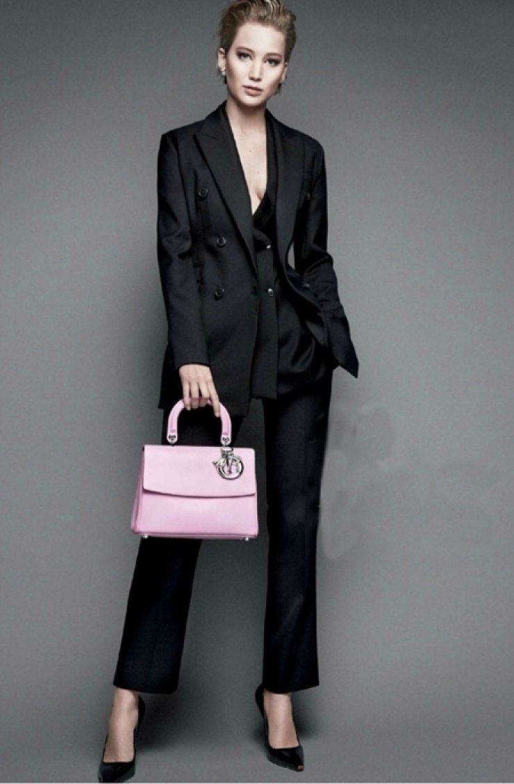  H Τζένιφερ Λόρενς κρατά τη νέα It bag του οίκου Dior 