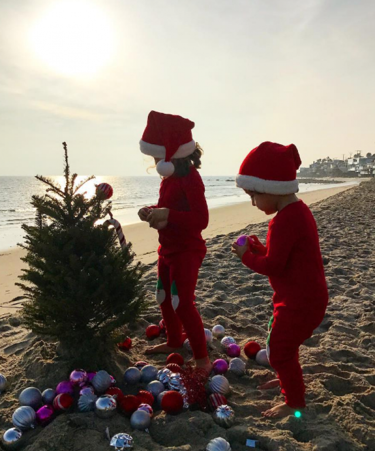 Τα παιδιά επώνυμου Κύπριου στόλισαν χριστουγεννιάτικο δέντρο στην παραλία!