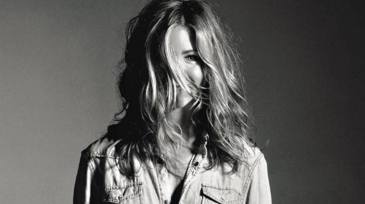 Η Jennifer Aniston ποζάρει πιο ξανθιά από ποτέ στα γυρίσματα του δεύτερου κύκλου "The Morning Show"