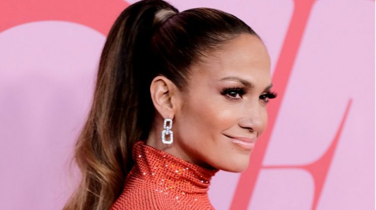 Jennifer Lopez: Φόρεσε crop top και κατάφερε να εντυπωσιάσει στο κόκκινο χάλι