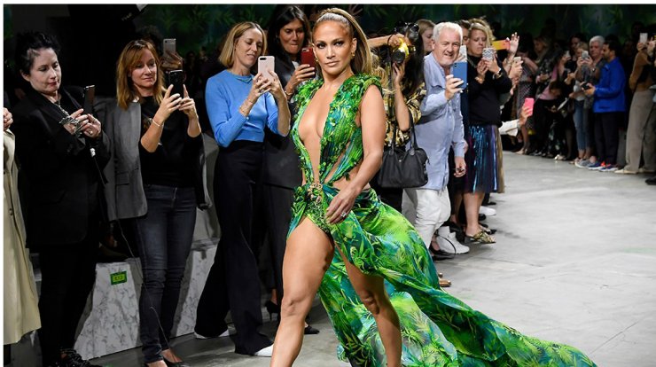 Milan Fashion Week: 20 χρόνια μετά η J. Lo έζησε ξανά την πιο iconic fashion στιγμή της