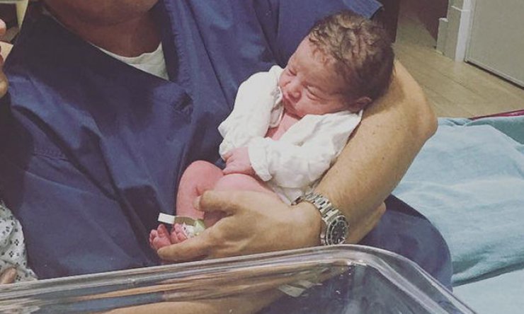 Επώνυμο ζευγάρι έγιναν γονείς και ανήρτησαν τις πρώτες φωτογραφίες με τον γιο τους