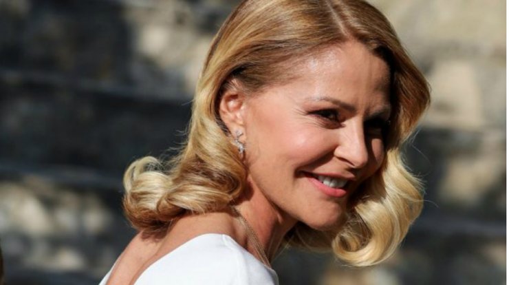 Το minimal chic νυφικό της Τζένης Μπαλατσίνου