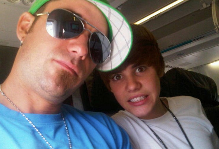 Justin Bieber: πωλούνται γυμνές photos του πατέρα του!