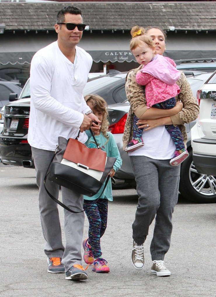 Οικογενειακή βόλτα για την Jessica Alba!