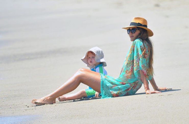 Jessica Alba: Οικογενειακή έξοδος στην παραλία!