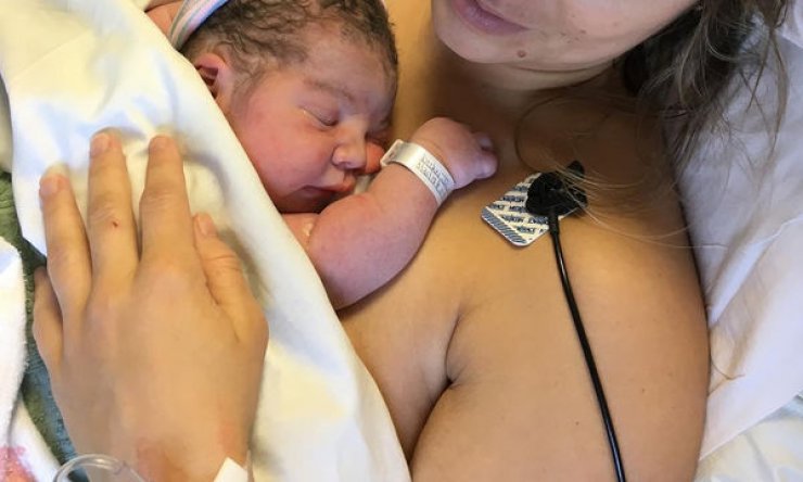 Μητέρα για τρίτη φορά έγινε γνωστή τραγουδίστρια και ανήρτησε την πρώτη φωτογραφία του μωρού της