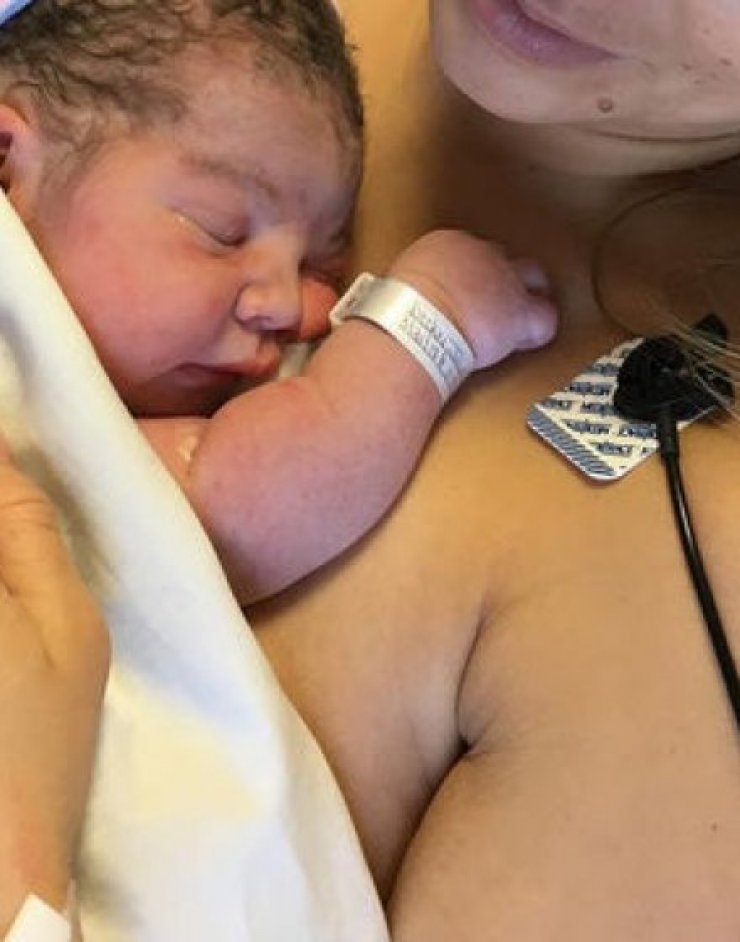 Αρκετές αντιδράσεις προκάλεσε γνωστή τραγουδίστρια με την φωτογραφία που ανέβασε και την δείχνει να θηλάζει και ταυτόχρονα να πίνει κρασί