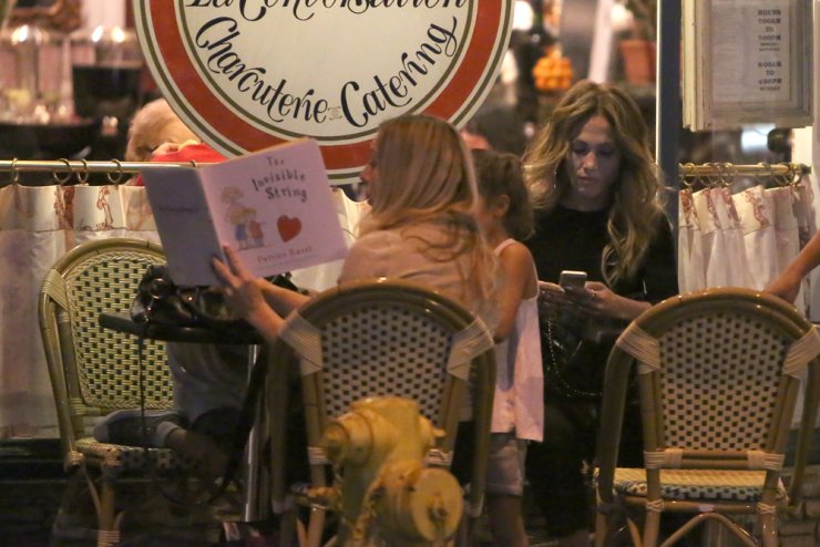 Μάθετε τι διδάσκει στα παιδιά της η JLo! [εικόνες]