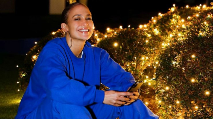 JLo: Χορεύει με τις πιτζάμες της στον κήπο του σπιτιού της [βίντεο]