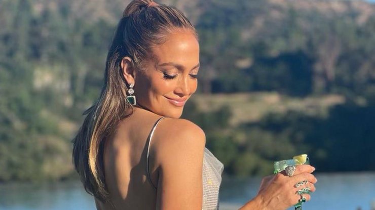 JLo: Ανέβηκε στο τραπέζι και διασκέδασε για τα γενέθλιά της… αλά ελληνικά [εικόνες]