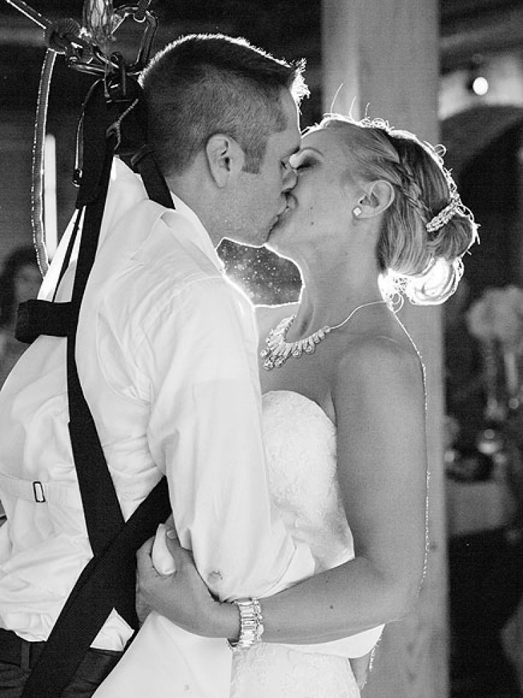 Η πιο ωραία έκπληξη ever: «Σηκώνεται» από το αναπηρικό καροτσάκι και της χαρίζει τον πρώτο χορό στο γάμο τους [βίντεο]