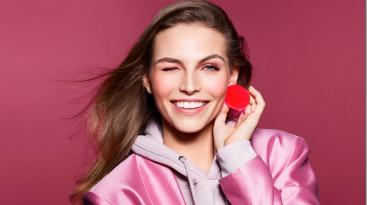 Joli Blush: Μια συλλογή από ρουζ που τονίζουν τα μάγουλα με μόνο ένα πέρασμα