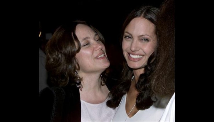 Τη μητέρα της θα υποδυθεί σε ταινία η Angelina Jolie