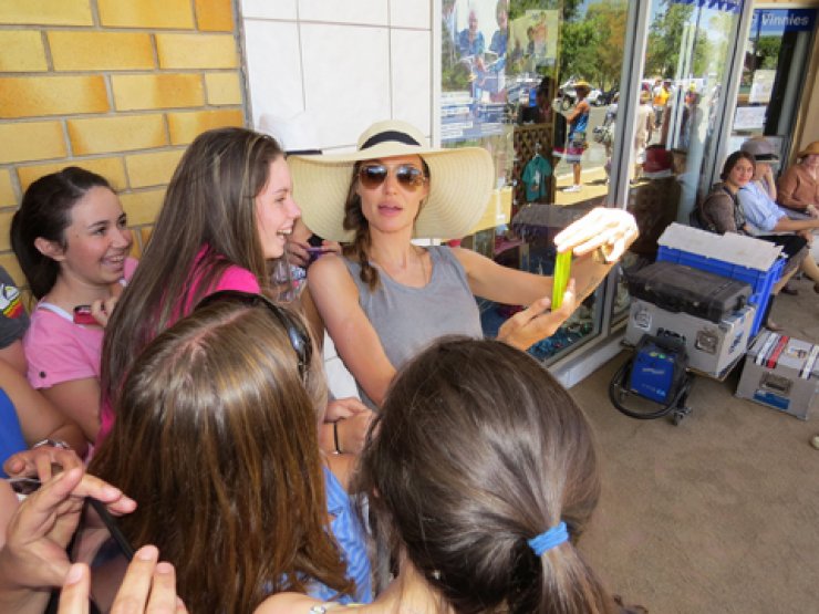 Ποια διάσημη βγάζει selfies;