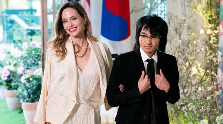 Angelina Jolie: Ο γιος της Maddox σε ταβέρνα στο Κατάκολο [εικόνα]