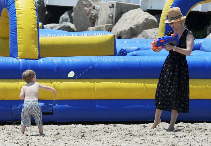 Διάσημη σταρ του Hollywood παίζει νεροπόλεμο με τα παιδιά της [εικόνες]