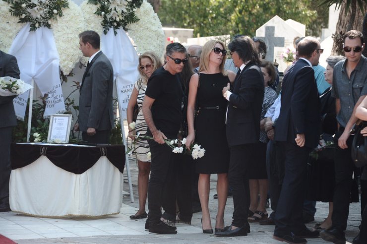 Λύγισε η Τατιάνα Στεφανίδου στο τελευταίο αντίο του συνεργάτη της [εικόνες]