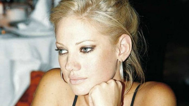 Τζούλια Αλεξανδράτου: Ποζάρει topless στην πισίνα της