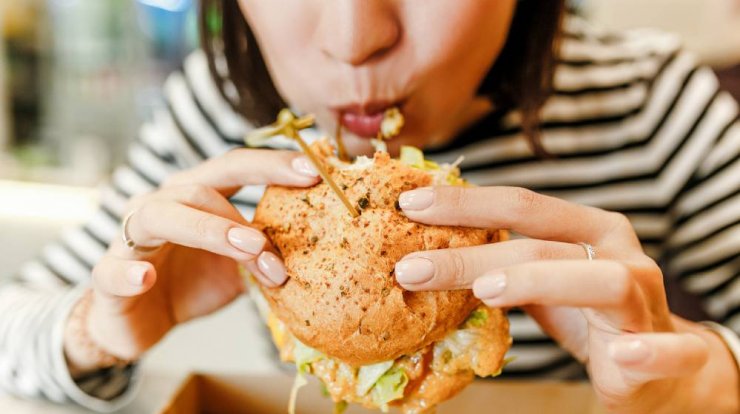 9 tips από την ειδικό για να αποφύγεις τις λιγούρες για junk food