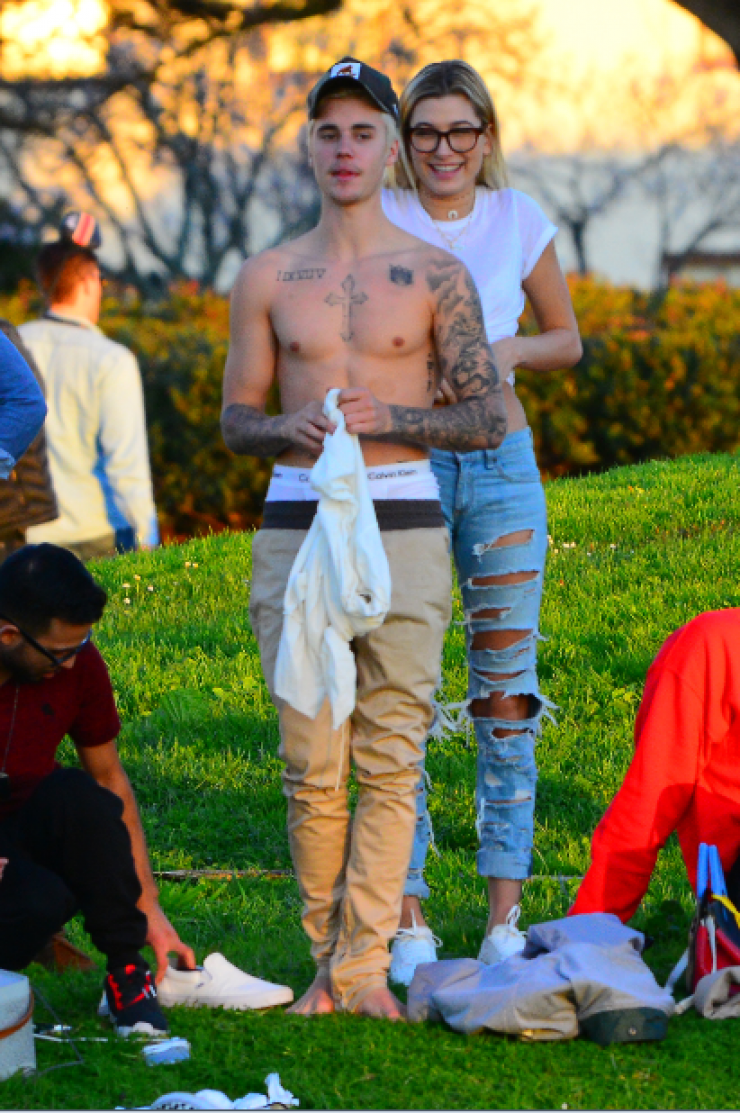 Justin Bieber: Ακόμη και στο πικνικ είναι γυμνός [εικόνες]