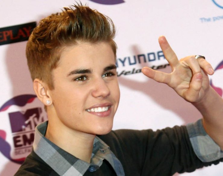 Ο Τζάστιν Μπίμπερ ποζάρει ως συλληφθείς λες και βγάζει φωτογραφία με φίλους [εικόνα]