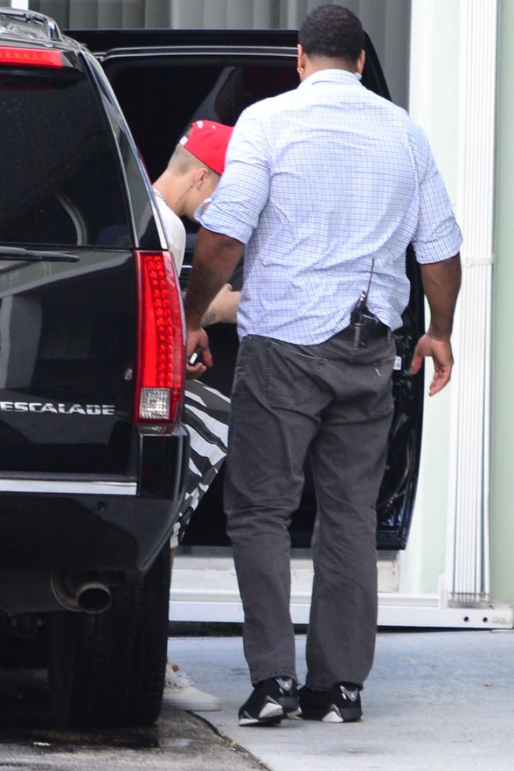 Justin Bieber: Κρύβεται πίσω από τους σωματοφύλακές του [εικόνες]