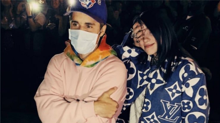 Ο Justin Bieber βοηθάει την Billie Eilish να διαχειριστεί τη δημοσιότητά της [βίντεο]