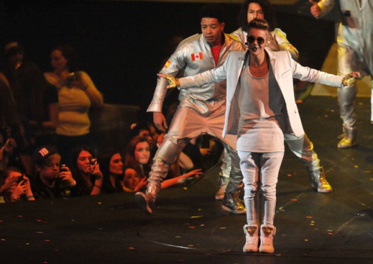 Δεν θα πιστεύετε γιατί καθυστέρησε να βγει στη σκηνή ο J.Bieber