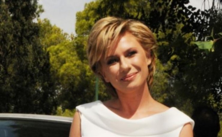 Μες στην «Κακή» χαρά η Κατερίνα Καραβάτου... με γύψο στο πόδι