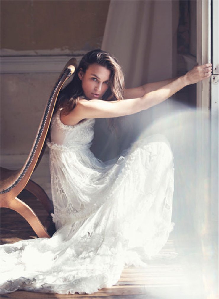 H Κίρα Νάιτλι ποζάρει με παραμυθένια φορέματα