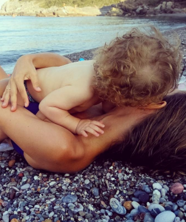 Η πιο τρυφερή φωτογραφία επώνυμης Ελληνίδας με την κορούλα της στην παραλία!