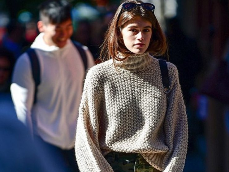 Kaia Gerber: φόρεσε ένα κομψό H&M πουλόβερ που κοστίζει μόλις 30 εύρω