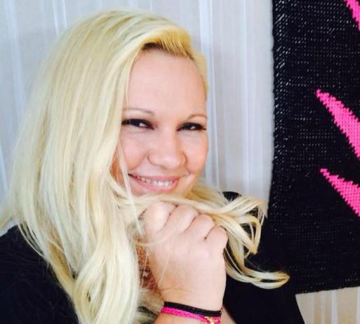 Απίστευτη η Καίτη Φίνου: Topless σε παραλία! [εικόνα]