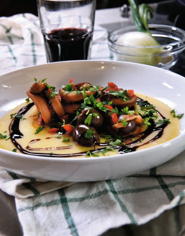 Καλαμάρι με σάλτσα τομάτας και ελιές σερβιρισμένο με φάβα