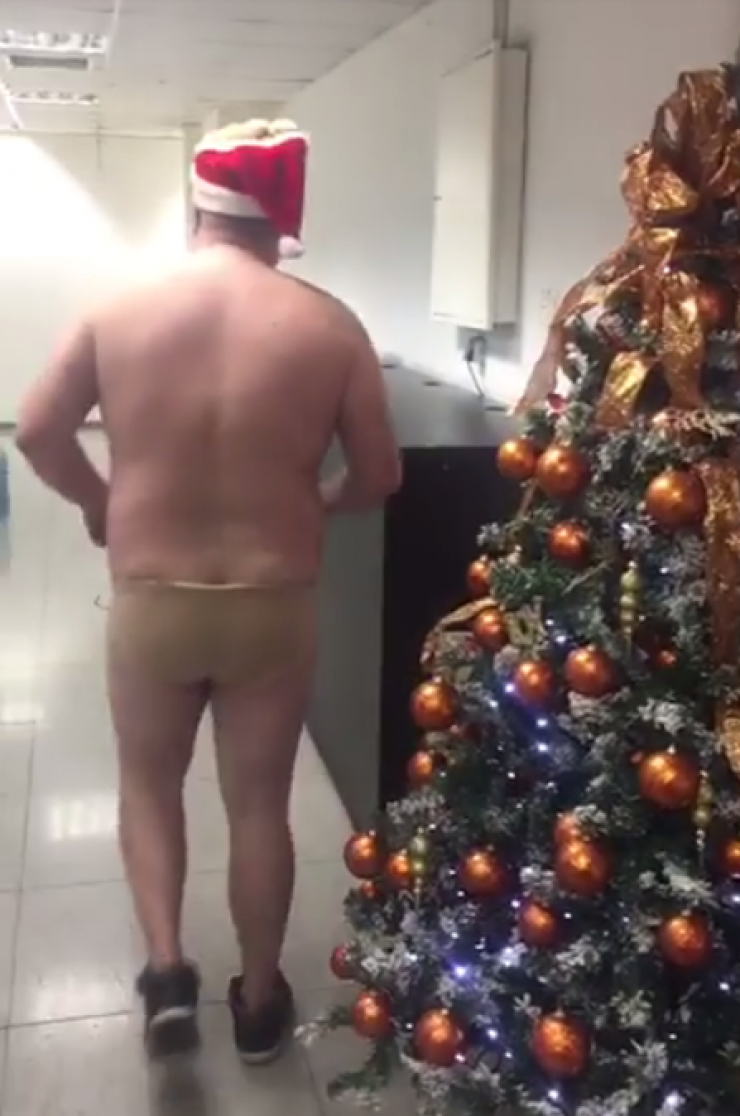 Έλληνας παρουσιαστής είπε τα κάλαντα στο κανάλι του μόνο με το εσώρουχό του!