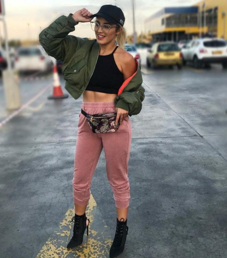 Τρελό σκηνικό! Η Κάλια Ελευθερίου πέτυχε τον πατέρα της σε διαδήλωση και δεν θα πιστεύετε τι του είπε!