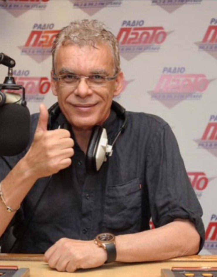 Τρελό γέλιο: Ο Δημήτρης Καλλέργης τραγουδά το αγαπημένο τραγούδι του Χριστόφια