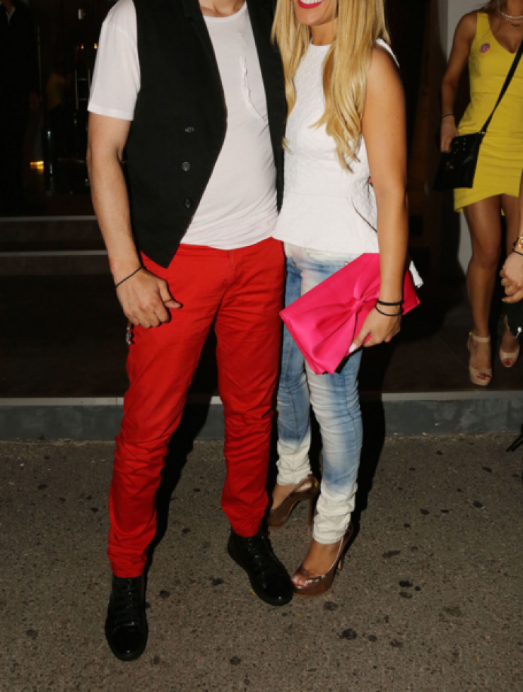 Έλληνας τραγουδιστής ζητά on camera από τη σύντροφό του να του κάνει πρόταση γάμου! [βίντεο]