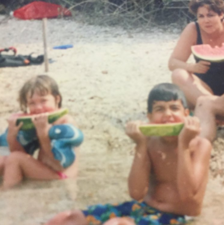 Ποια πανέμορφη Ελληνίδα είναι το κοριτσάκι στη φωτογραφία που ποζάρει με τη μαμά και τον αδερφό της!