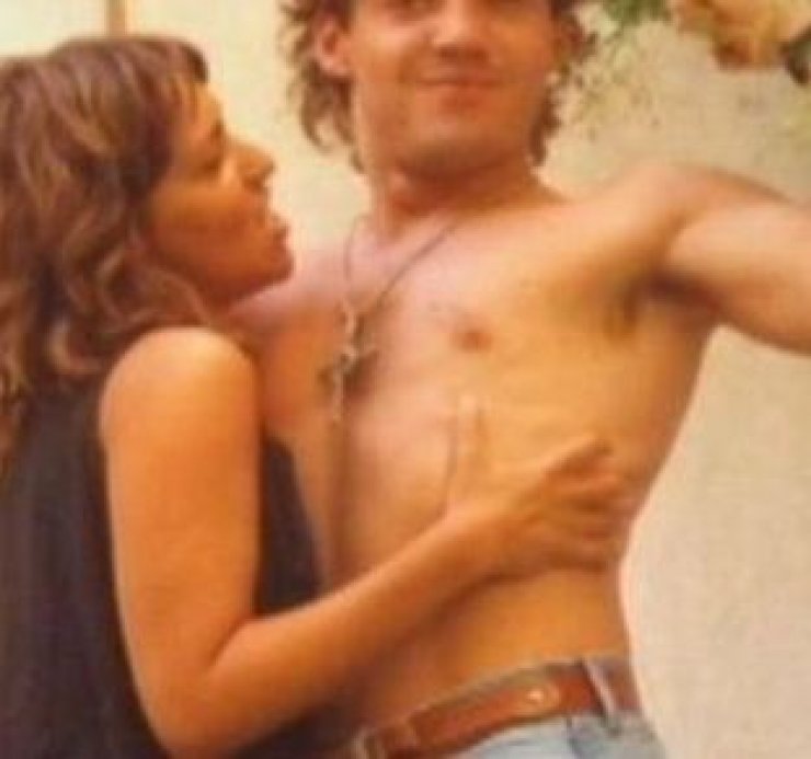 Ποια πασίγνωστη παρουσιάστρια άλλαζε τα ψηφία των αριθμών που αντιστοιχούσαν σε γυναίκες στην ατζέντα του τραγουδιστή συντρόφου της;