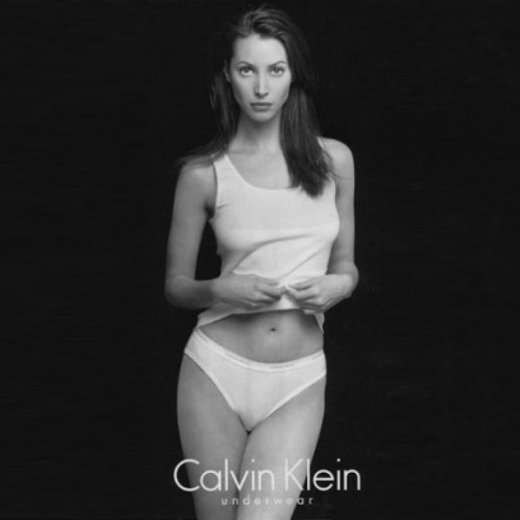 Ποια είναι το 44χρονο μοντέλο στη νέα καμπάνια εσωρούχων Calvin Klein;