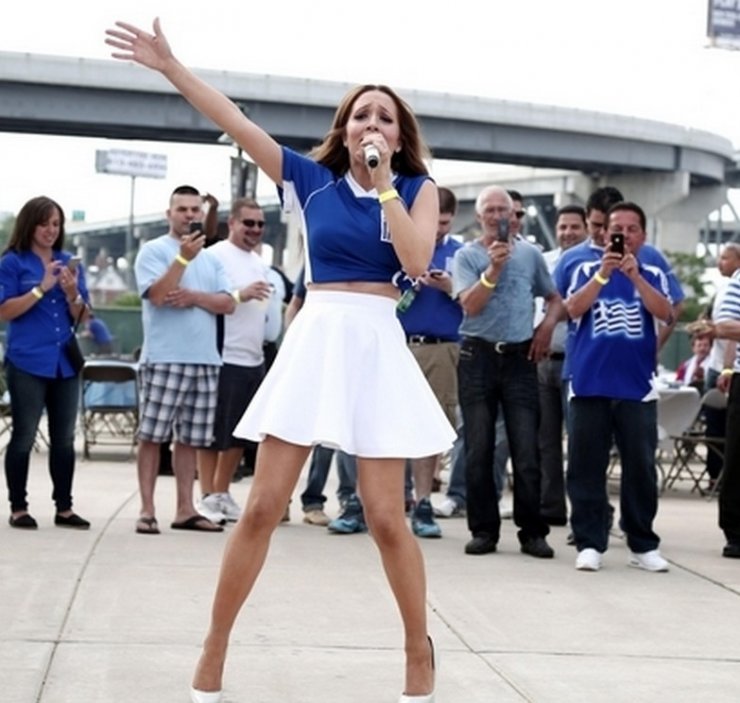 Καλομοίρα: Τραγούδησε λάθος τον Εθνικό μας Ύμνο [βίντεο]