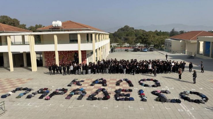 Μαυροφορεμένοι οι μαθητές στο Γυμνάσιο Αγλαντζιάς αποχαιρετούν τους δύο άτυχους Κύπριους στο φονικό τρένο