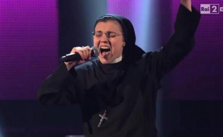 Αγνώριστη η καλόγρια του ιταλικού "The Voice!"