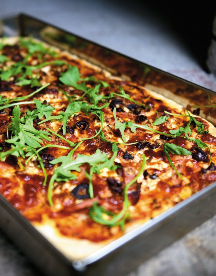 Καλοκαιρινή πίτσα με φρέσκια ρόκα, αναρή και λούντζα 